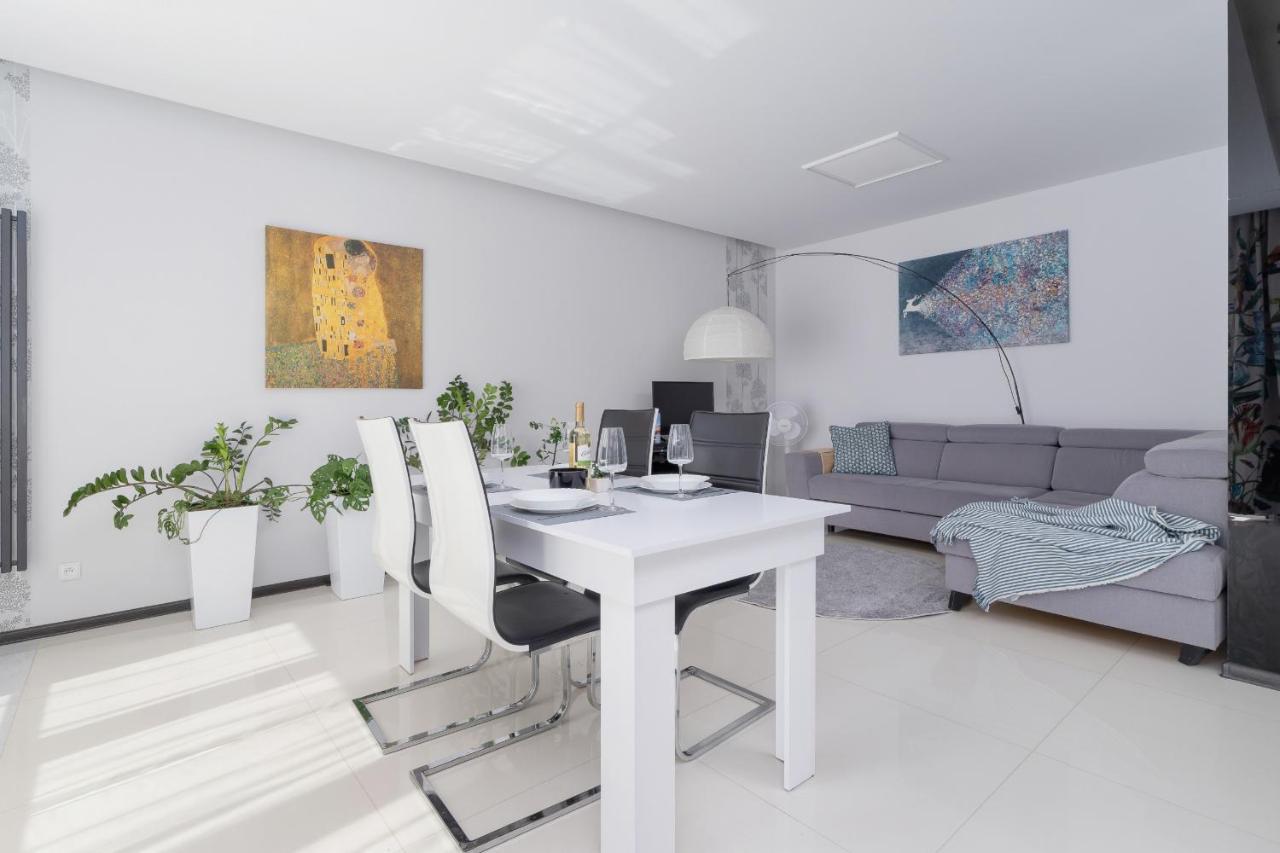 Wonderful Apartment Garden Residence By Noclegi Renters Krasków Eksteriør bilde